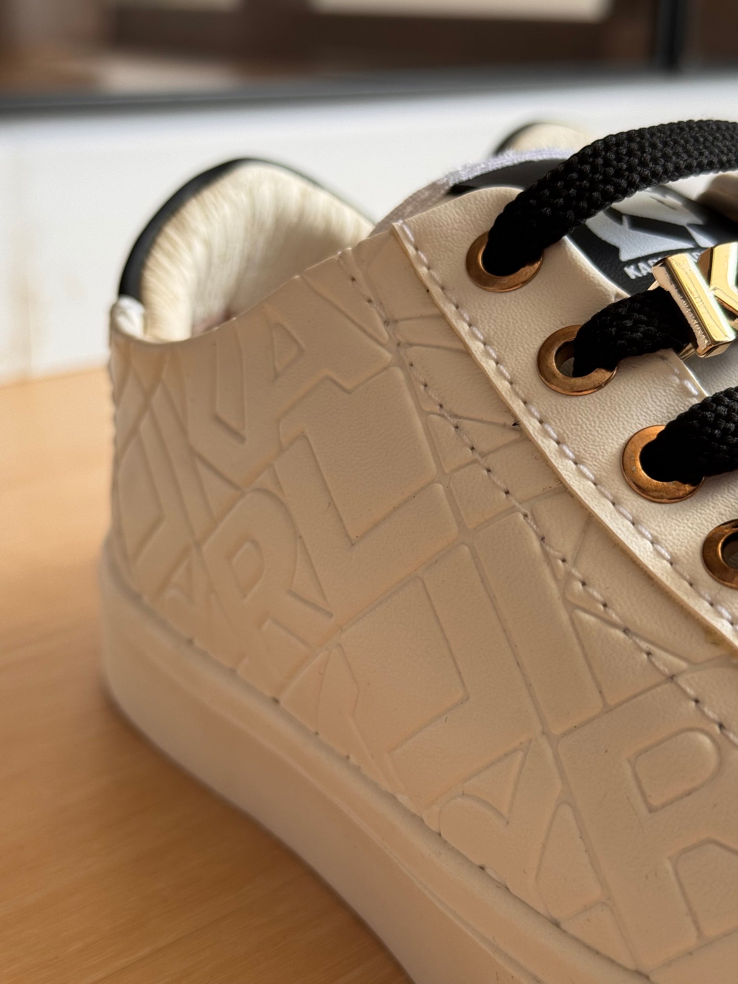 ZAPATOS PINES Y TEXTURA